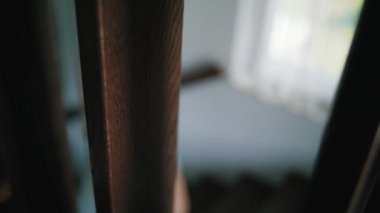 Peignoir giysili bir gelin evin içinde elini kolunu sallayarak dolaşıyor.