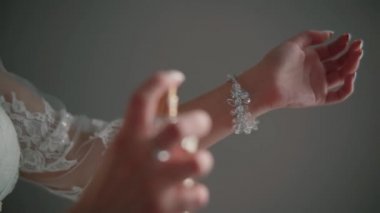 Kadın gelin eline parfüm parçacıkları püskürtüyor. Yavaş çekim