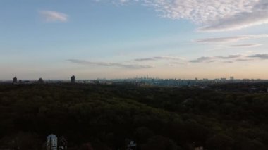 Yonkers 'ın banliyölerindeki mahalledeki evlerin ufuk çizgisinde New York şehrinin havadan görünüşü, akşamları New York' a bakan