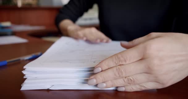 Femme d'affaires ou comptable Travaille avec des documents données commerciales de nombreux documents sont retournés et signés, document comptable au bureau, concept d'entreprise Gros plan . — Video