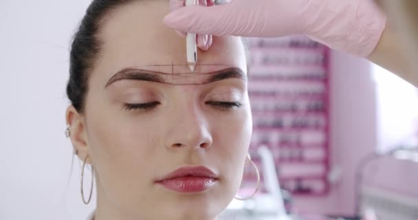 Marquer la forme des sourcils. Préparation pour le tatouage. Créez un maquillage permanent des sourcils. Gros plan. Mouvement lent Ver 2 — Video