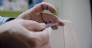 Gözlük üretimi, göz doktoru elinde tedavi edilmemiş cam bir gözlük tutuyor.