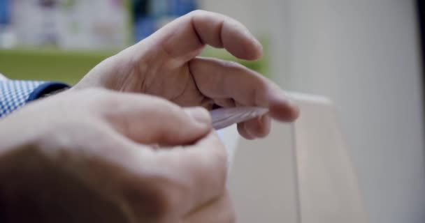 Производство очков, офтальмолог держит в руках необработанные стеклянные линзы для очков — стоковое видео