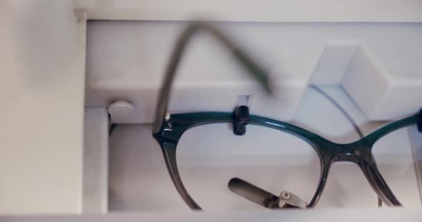 眼镜、眼镜在光学测量机中排空镜框,关闭.滑翔机 — 图库视频影像