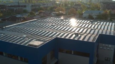 Hava aracı görüntüsü. Güneş panelleri olan depo, güneşli piller.