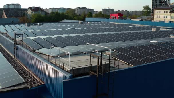 Widok z lotu ptaka. Magazyn z panelami słonecznymi, słoneczne baterie do odbioru alternatywnej energii ze słońca. — Wideo stockowe