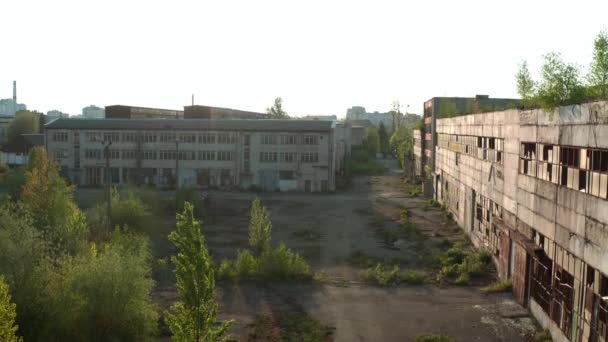 空中ドローンビュー。解体のために古い工場廃墟工業ビルを飛び越える. — ストック動画