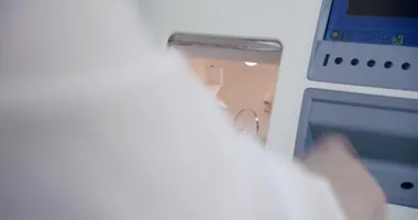 Gözlük yapmak, objektifi makineye takmak gözlük için lensleri öğütmek ve budamak, işleme optik mağazada başlamak. Kapat.