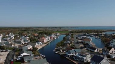 Mahallede, banliyöde havadan çekilen görüntüler. Connecticut Nehri 'nin kıyısındaki emlak. ABD
