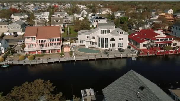 Foto aérea del vecindario, suburbio. Bienes raíces,, a lo largo del río Connecticut. Estados Unidos — Vídeos de Stock