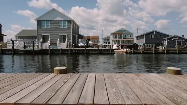 Colpo aereo di quartiere, periferia. sorvolando il molo Real estate,, lungo il fiume Connecticut. Stati Uniti — Video Stock