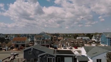 Mahallenin, banliyölerin hava görüntüleri. Connecticut nehri boyunca evleri olan bir helikopter bölgede uçuyor. ABD