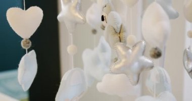 Çocuklar yumuşak oyuncaklar beşik yatağının üzerinde daireler çizerler. Kapatın. Kamera.