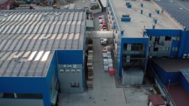 Hava aracı görüntüsü. Güneş panelleri ve güneşli pilleri olan bir depo. Geniş açıyla uçuyor