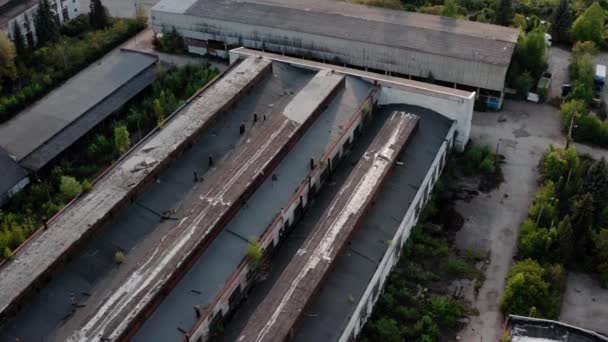 Flygdrönare. Flygande över gammal fabrik förstöra industribyggnad för rivning. — Stockvideo