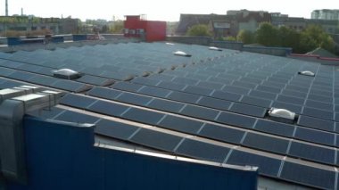 Hava aracı görüntüsü. Güneş panelleri olan Depo ya da fabrika üzerinde uçmak, güneşten alternatif enerji almak için güneşli piller.