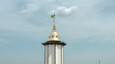 Ukrayna 'nın İvano Frankivsk şehrinin merkezindeki Avrupa kentinin eski tarihi binalarına hava aracı bakıyor. Kapat.
