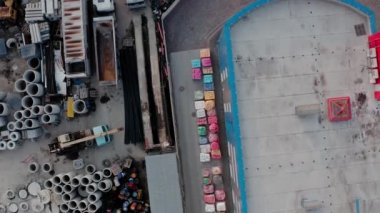 Hava aracı görüntüsü. Güneş panelleri ve güneşli pilleri olan bir depo ya da fabrika. Üst Görünüm üzerinde uçan