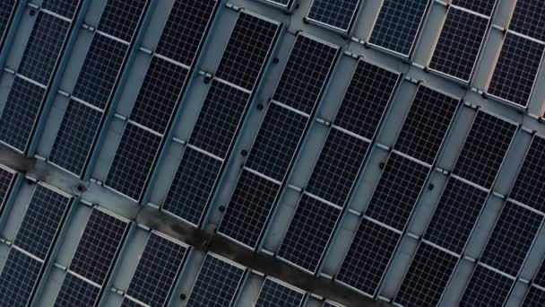 Widok z lotu ptaka. Latać nad magazynem lub fabryki z paneli słonecznych, słoneczne baterie do odbierania alternatywnej energii od słońca. Widok z góry — Wideo stockowe