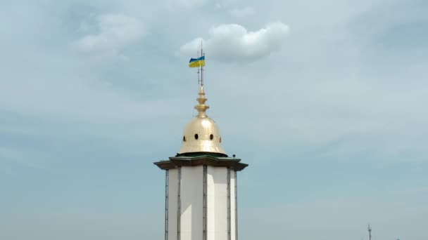 Veduta aerea drone Vecchi edifici storici della città europea del centro della città di Ivano Frankivsk, Ucraina. Da vicino. — Video Stock