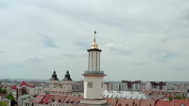 Drone udara memandang bangunan-bangunan bersejarah lama di kota european di pusat kota Ivano Frankivsk, Ukraina. terbang ke atas — Stok Video