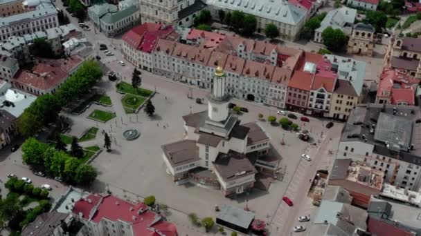 Αεροπλάνο άποψη Παλιά ιστορικά κτίρια της ευρωπαϊκής πόλης. Κέντρο της πόλης Ivano Frankivsk, Ουκρανία. — Αρχείο Βίντεο