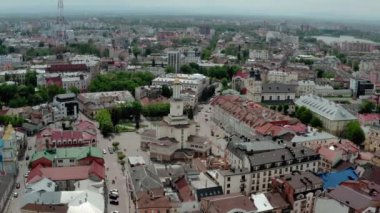 Ukrayna 'nın İvano Frankivsk şehrinin merkezindeki Avrupa kentinin eski tarihi binalarına hava aracı bakıyor. uçan araund Geniş açı