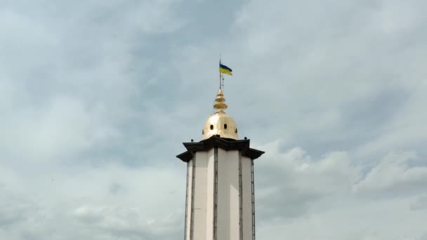 Vue aérienne sur drone Bâtiments historiques anciens de la ville européenne du centre-ville d'Ivano Frankivsk, Ukraine. Fermer Déplacer la caméra de haut en bas — Video