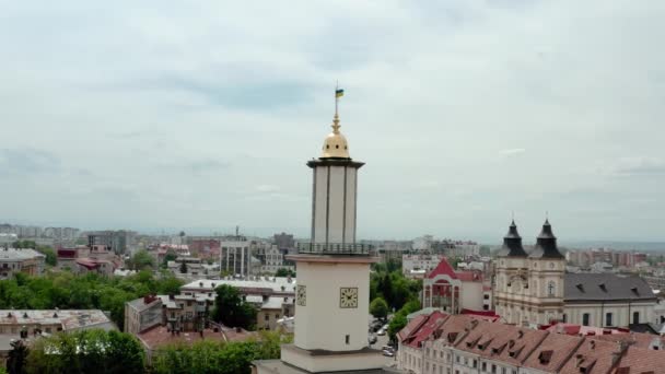 Letecký dron pohled Staré historické budovy evropského města v centru města Ivano Frankivsk, Ukrajina. létající araund — Stock video