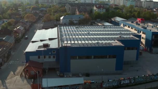 Aerial drone view. Warehouse with solar panelsthe, sunny batteries for receiving alternative energy from the sun. Wide shot — Stock Video