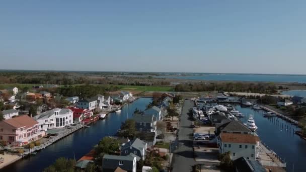 Luchtfoto 's uit de buurt, buitenwijk. Onroerend goed, langs de Connecticut rivier. USA Schuif van boven naar beneden — Stockvideo