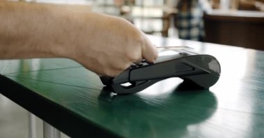 Kahve dükkanında NFC teknolojisiyle ödeme yapmak için bağlantısız ödeme yapmak.