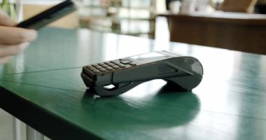 Akıllı telefon NFC teknolojisiyle ödeme yapmak için temassız ödeme yapmak.