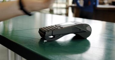 Akıllı saat NFC teknolojisini kahve dükkanında kullanmak için temas kurmadan ödeme yapmak.