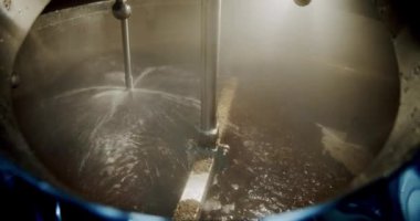Bira yapmak için tankta siyah bira demlemek, bira yapma süreci. Midle vuruşunu kaynatın..
