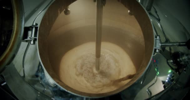 Brewing dark Beer in the tank for brewing, process of making beer. Wide shot. Still camera — Stock Video