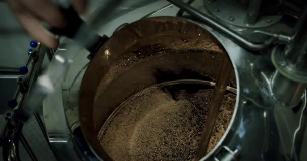 Birra scura. Il birraio apre il coperchio del serbatoio di birra scura con la mano, serbatoio per la birra, processo di fabbricazione della birra . — Video Stock