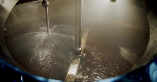 Cerveza oscura en el tanque para la elaboración de cerveza, proceso de fabricación de cerveza. Hervir el mosto Midle tiro . — Vídeos de Stock