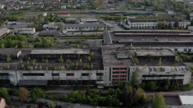 Hava aracı görüntüsü. Eski fabrika ya da Depo 'nun üzerinden uçmak yıkım için endüstriyel binayı harap eder..