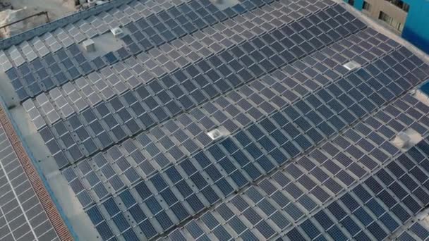 Letecký pohled na bezpilotní letouny letící nad skladištěm se solárními panely, slunečné baterie — Stock video
