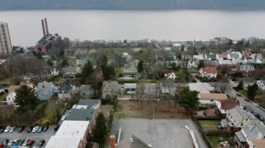 Kenar mahallelerdeki hava manzaralı evler ve Yonkers, New York 'taki eski bir elektrik santrali.