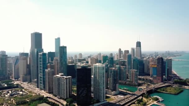 Drönare Flygfoto över Chicago, solig dag utsikt över Millenium park och båtar parkerade i Bay — Stockvideo