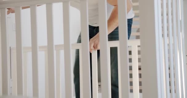 Feche o pai com a montagem de cama de bebê em casa. Movimento lento — Vídeo de Stock