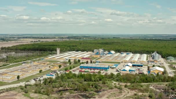 Vue aérienne de la grande ferme porcine sur le fond naturel. Gros plan — Video