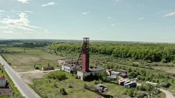 Воздушный виев: Старая заброшенная соляная шахта на фоне леса Широкий выстрел — стоковое видео