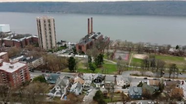 Kenar mahallelerdeki hava manzaralı evler ve Yonkers, New York 'taki eski bir elektrik santrali. geniş çekim