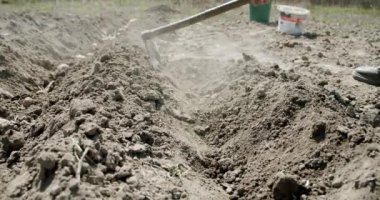 Çiftçi toprağı çapalar, toprağı kazar, toprağı gevşetir. Çapa Alanı. Yavaş çekim V2