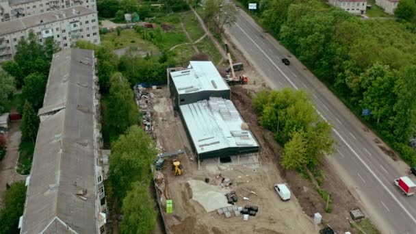 Flygfoto av byggnaden i Processen för bygglager, butiksyta. Arbete i stora byggnadsverk — Stockvideo