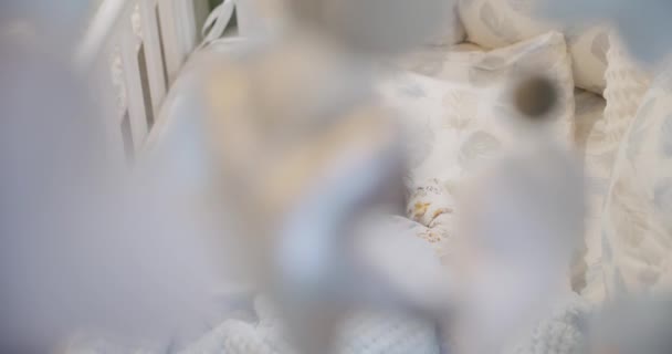 Närbild Söt baby sover i spjälsängen med Childrens mjuka leksaker Ovanifrån — Stockvideo