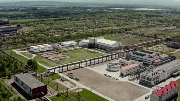 Luftaufnahme einer Ölraffinerie oder Chemiefabrik mit vielen Lagertanks und Pipelines. Industriegebiet — Stockvideo